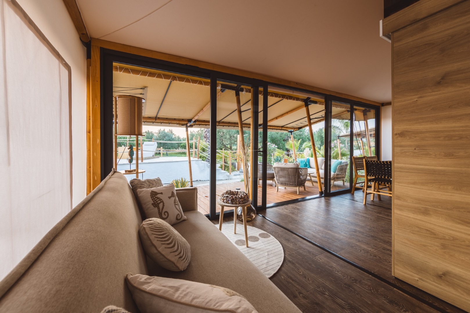 glamping-zelt-innenansicht-blick-terrasse